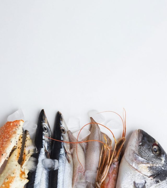 vista-superior-deliciosos-mariscos-en-la-mesa